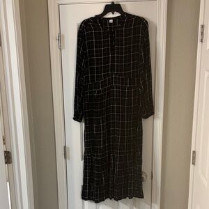 Old Navy Black and White Grid Long Sleeve Dress